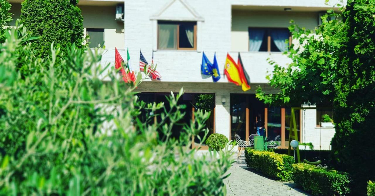 Hotel Ambasador Garden Lezhë Exteriör bild