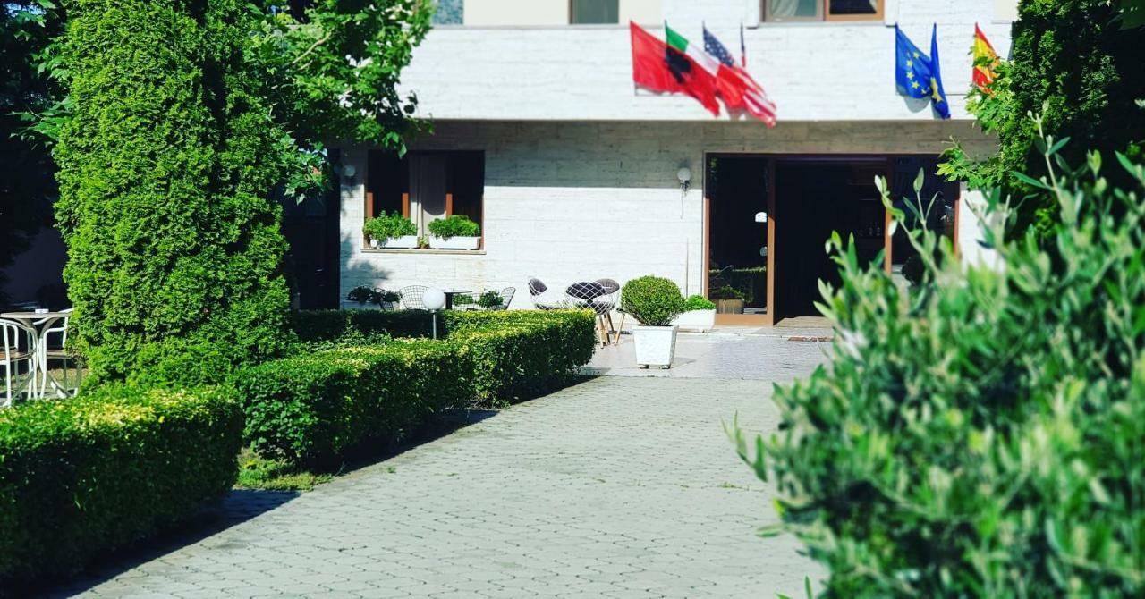 Hotel Ambasador Garden Lezhë Exteriör bild